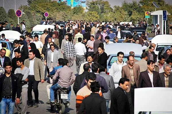 جمعه بازار خودرو وسط خیابان!