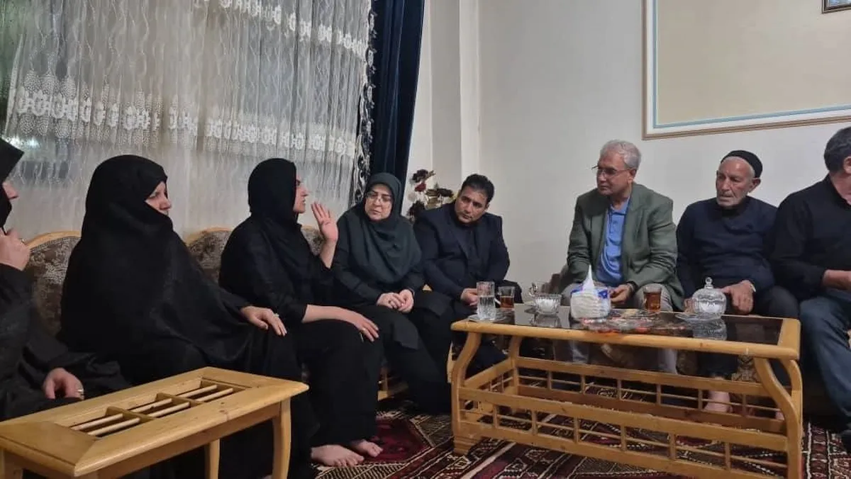 دیدار سخنگوی دولت و دستیار اجتماعی رئیس‌جمهور با خانواده الهه حسین‌نژاد