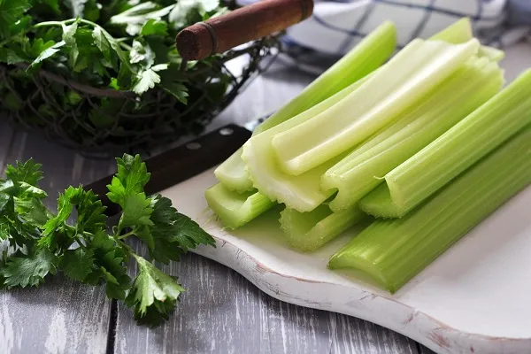 ۹ دلیل برای این که هر روز کرفس بخورید