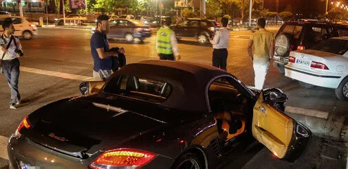بنری عجیب در شهر؛  دور دور کردن در خیابان اندرزگو ممنوع! + عکس