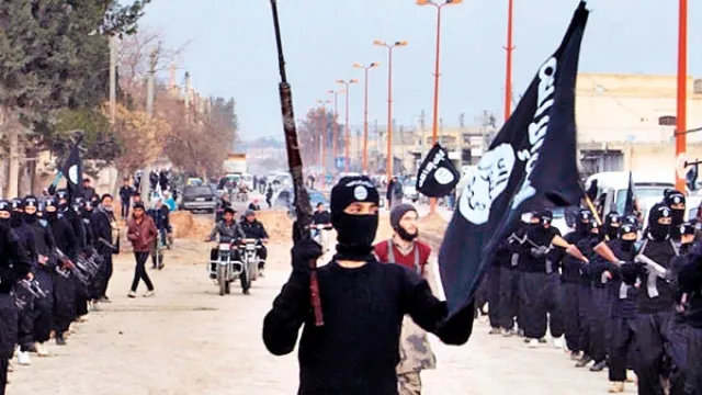 Islamic State frees Mosul prisoners as grip on last major city slips