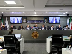 مدنی‌زاده: روش فعلی قیمت‌گذاری دارو پاسخگو نیست | همتی: محدودیت بانکی صادرکنندگان عراق رفع می‌شود