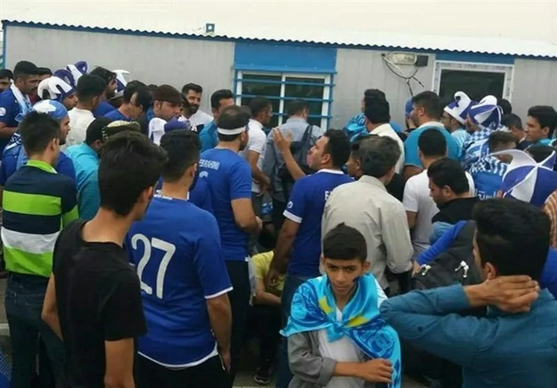 ازدحام هواداران استقلال مقابل هتل اقامتی بازیکنان