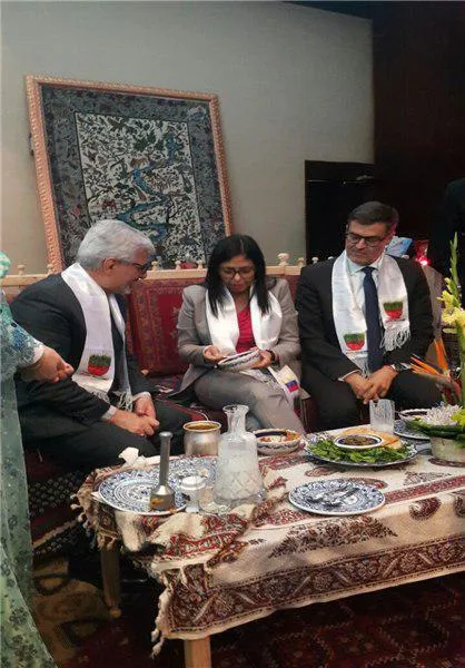 وزیر خارجه ونزوئلا در حال آبگوشت خوردن +عکس