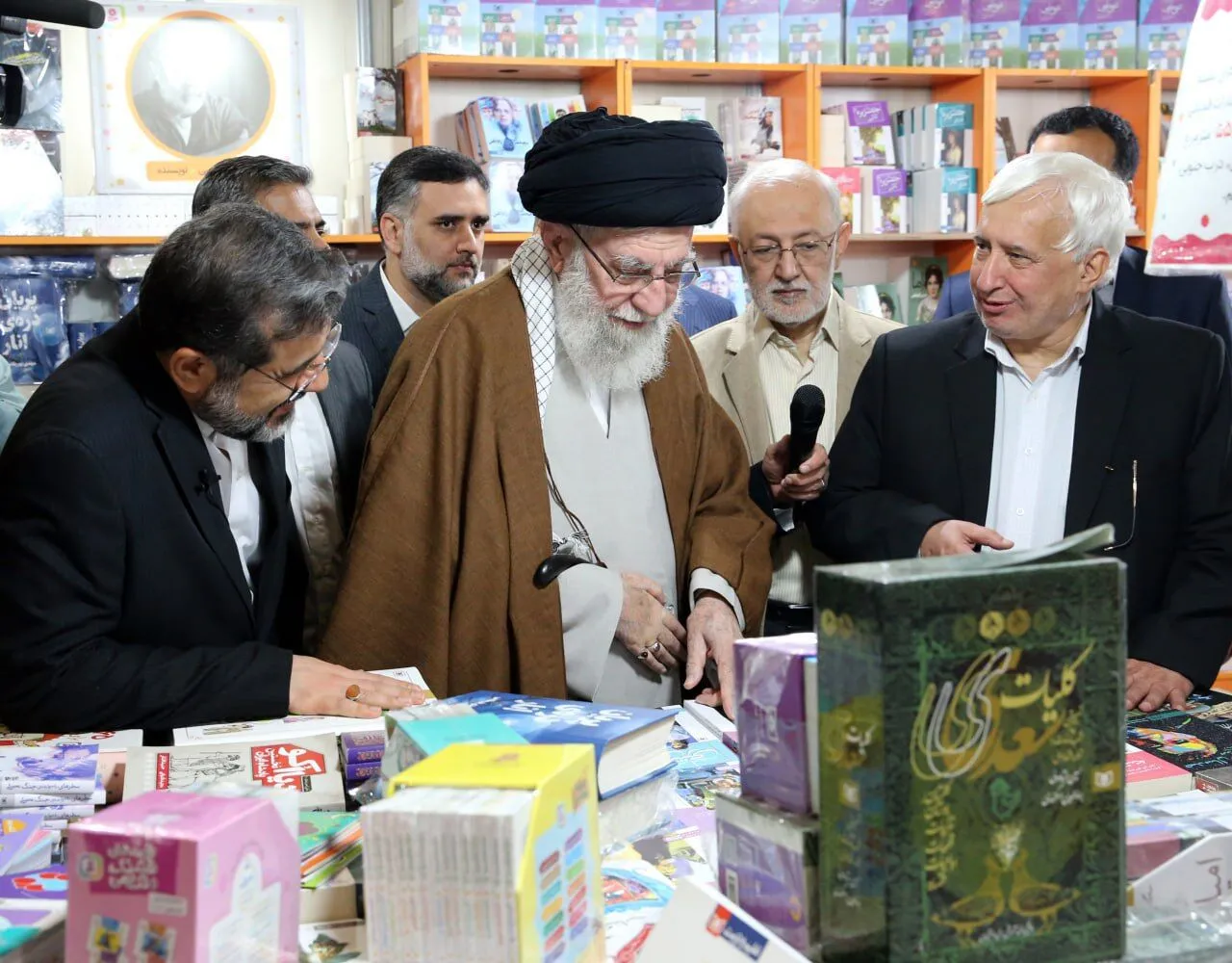 رهبر معظم انقلاب از نمایشگاه بین‌المللی کتاب تهران بازدید کرد