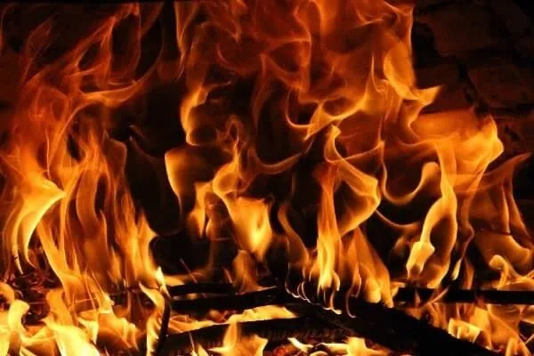لحظه نجات فردی که می‌خواست خودش را بسوزاند! + فیلم