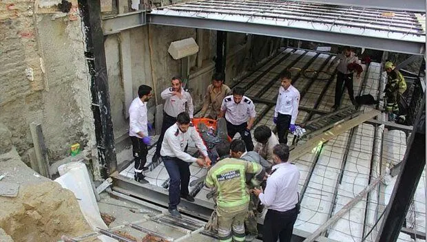 خارج کردن میلگرد از گردن یک کارگر جوان!