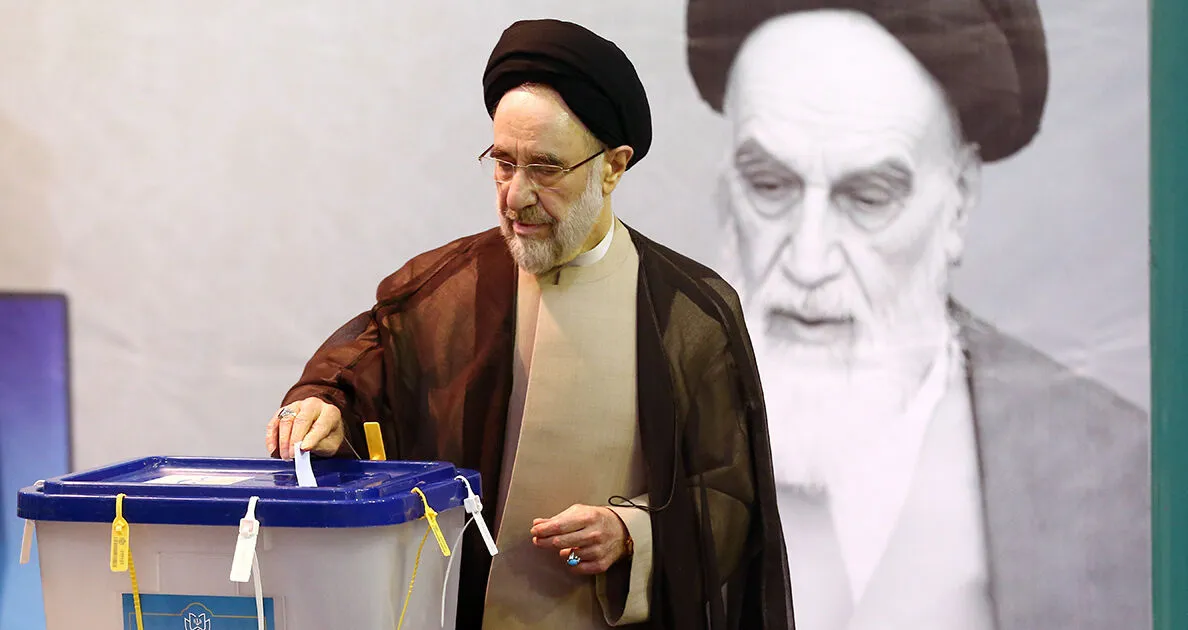 خاتمی در مرحله دوم انتخابات چهاردهمین دوره ریاست جمهوری شرکت کرد