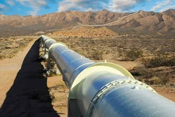 نشت خط لوله بنزین در نزدیکی روستایی در اطراف اهواز +فیلم