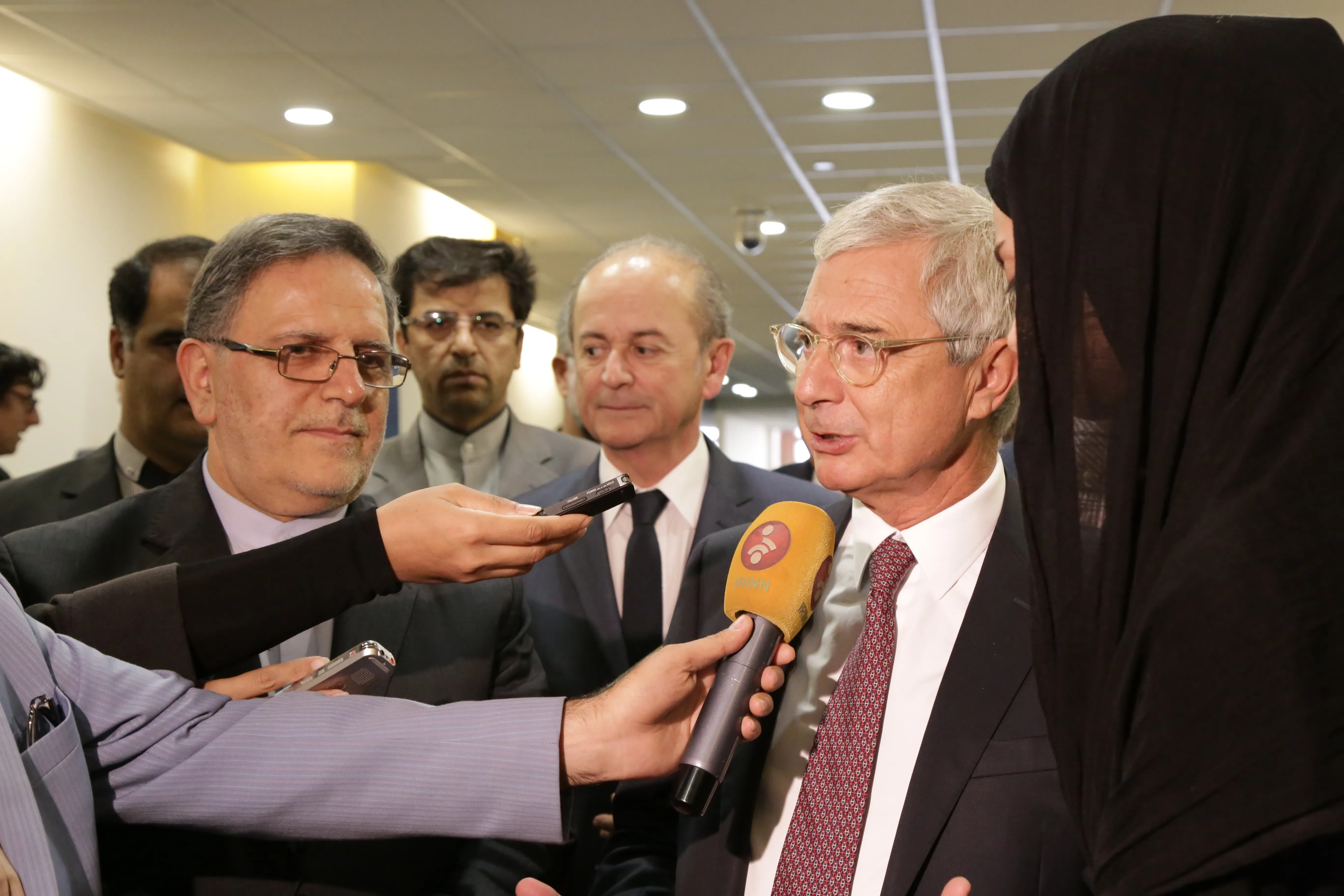 France calls for improvement of banking ties with Iran