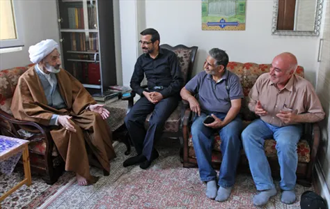 روزها کارگر بود وقت اذان پیش‌نماز مسجد