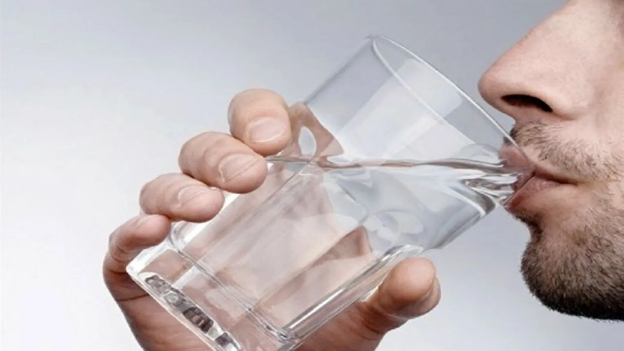 هرگز ایستاده آب نخورید
