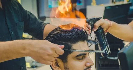 آرایشگری با شعله افکن! / واکنش عجیب مشتری را ببینید + فیلم
