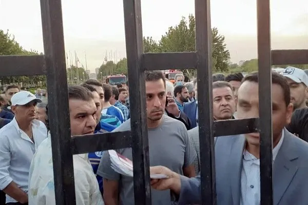 چرا پیشکسوتان و معاون استقلال پشت در ورزشگاه ماندند؟