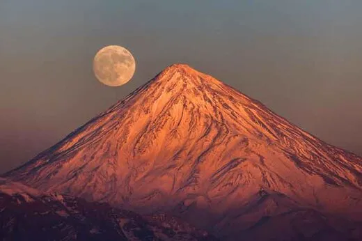 تایم لپس دیدنی از تابش نور خورشید بر فراز دماوند + فیلم