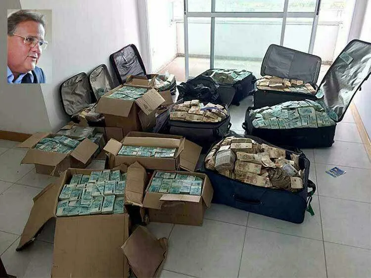دستگیری وزیر سابق به جرم داشتن ۵۰میلیون دلار پول نقد در خانه