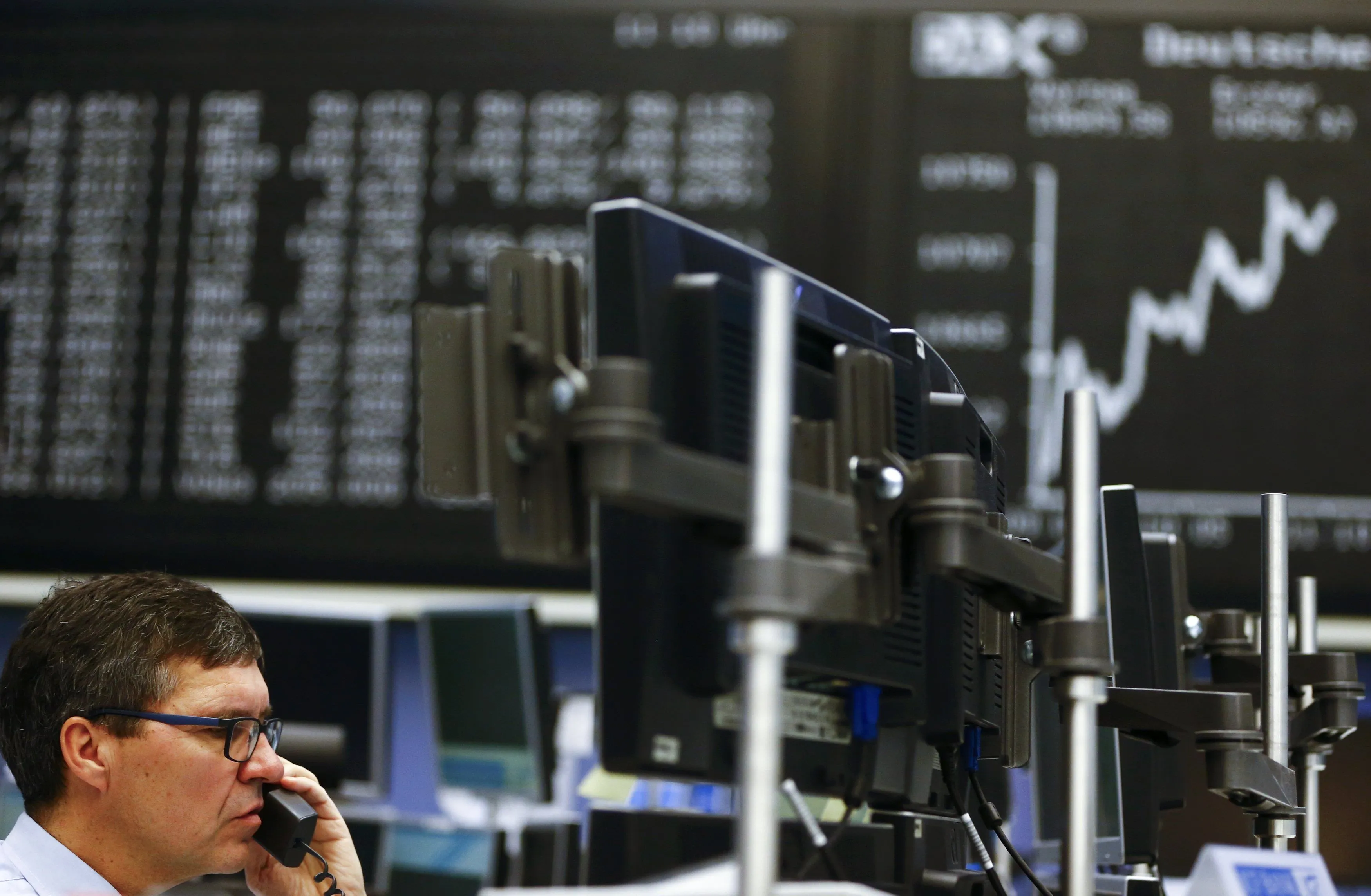 European Stocks Fall With Emerging Markets on Central Bank Angst