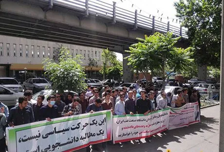 تجمع جمعی از دانش‌آموختگان صنعت نفت در مقابل مجلس