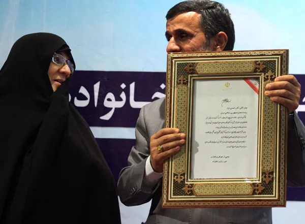 تقدیر احمدی‎نژاد از همسرش +عکس