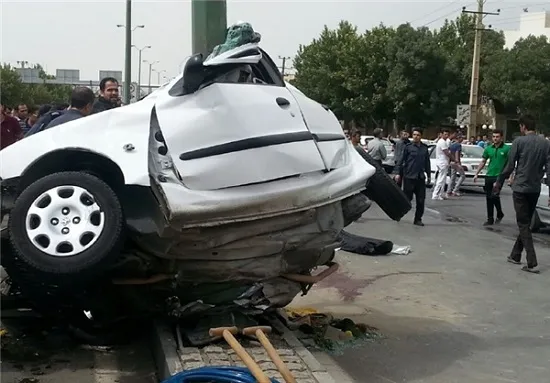 برخورد مرگبار پژو ۲۰۶ با تیر برق! + فیلم