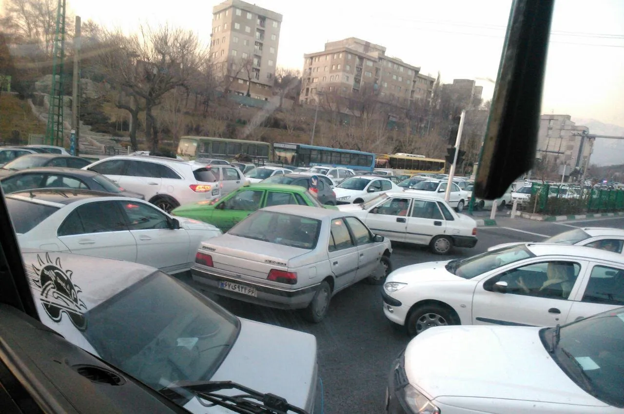 سردرگمی ترافیک پشت چراغ‌های راهنمایی خاموش