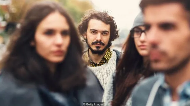 چرا مردم به شما خیره می شوند؟