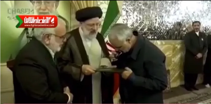 لحظه دریافت حکم خادمی حرم امام رضا(ع) توسط سردار سلیمانی +فیلم