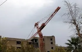 سقوط جرثقیل در خیابان بوعلی همدان +عکس