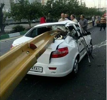 به سیخ کشیده شدن خودرو در تصادف با گاردیل +عکس