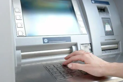 فعالیت ۵۸ هزار و ۴۴۲ دستگاه خودپرداز در شبکه بانکی/ تهران صاحب ۱۳ هزار و ۳۲۰ دستگاه خودپرداز