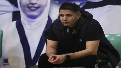 خداداد-روی-نیمکت-یونان