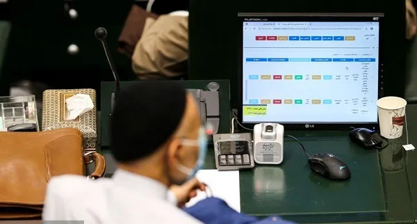 میرسلیم با لباس خاص در مجلس سوژه عکاسان شد