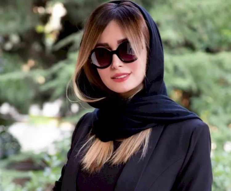 سلفی آسانسوری همسر شاهرخ استخری + عکس