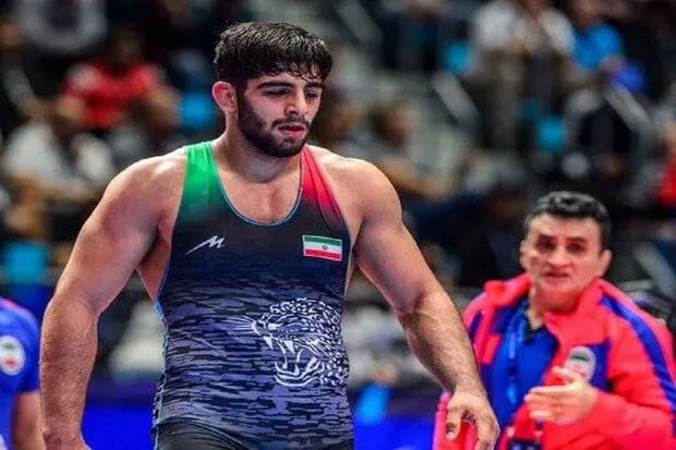 ساروی مدال طلا را به گردن آویخت