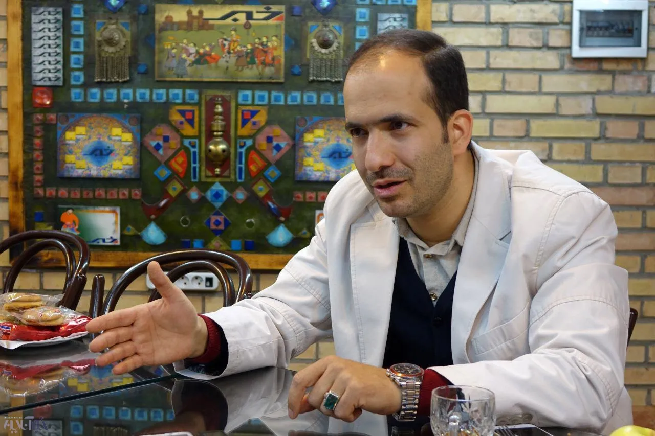 ضرورت کاهش تعرفه واردات گوشی/ با مشارکت خارجی، تولید تلفن‌ همراه را در کشور راه بیندازیم
