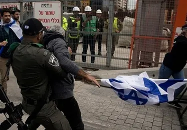 Open Threat from Israel's Home Front Command: Israelis Throw Stones at Soldiers
