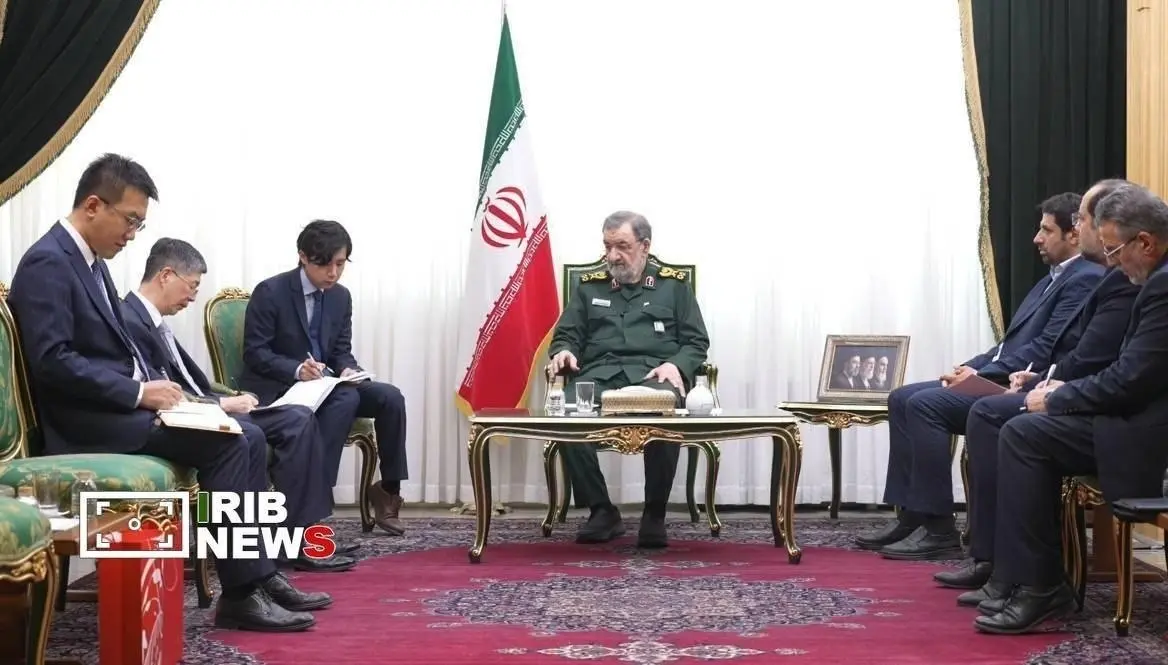 پوشش جالب محسن رضایی در اولین دیدار با سفیر چین / آیا این لباس پیامی دارد؟ پوشش جالب محسن رضایی در اولین دیدار با سفیر چین / آیا این لباس پیامی دارد؟