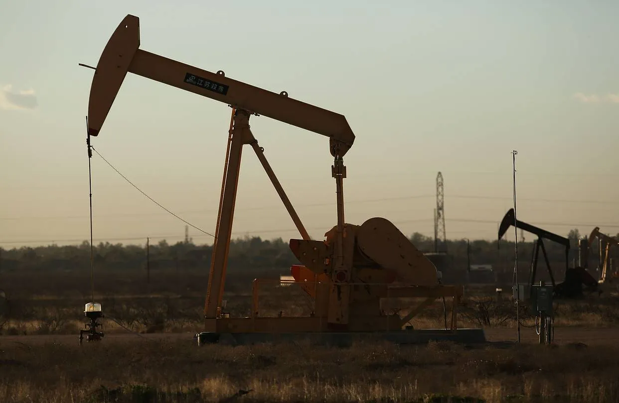 Oil rises on new output freeze calls, but traders bet on further falls