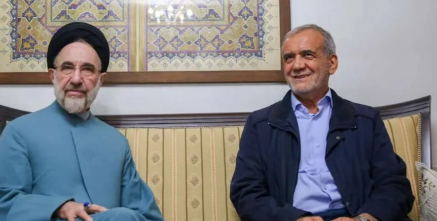 شعار جالب هواداران پزشکیان مقابل صداوسیما + فیلم