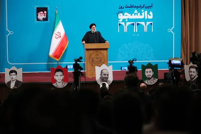 پیاده روی رییسی با تیم کامل حفاظتی در دانشگاه تهران + فیلم