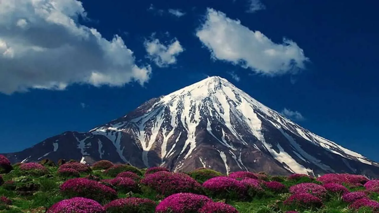 تصویر واضح و چشم نواز قله دماوند از وسط میدان فاطمی تهران!