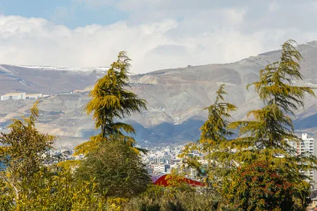 آسمان نیمه‌ابری و وزش باد در تهران