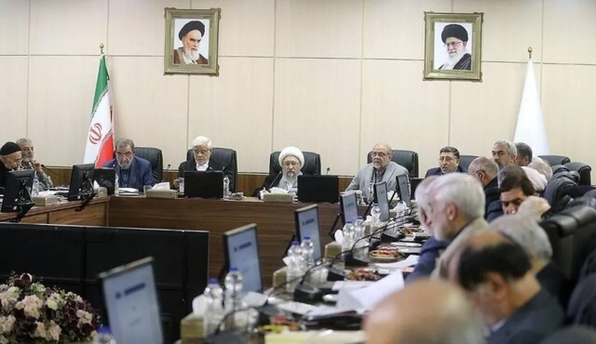 آملی لاریجانی: آیا یارانه می‌تواند مابه‌التفاوت افزایش قیمت را جبران کند؟