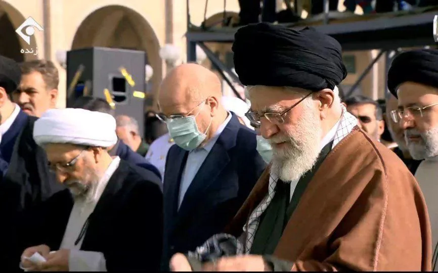 لحظه ورود رهبر معظم انقلاب به مصلای تهران جهت اقامه نماز عید سعید فطر + فیلم