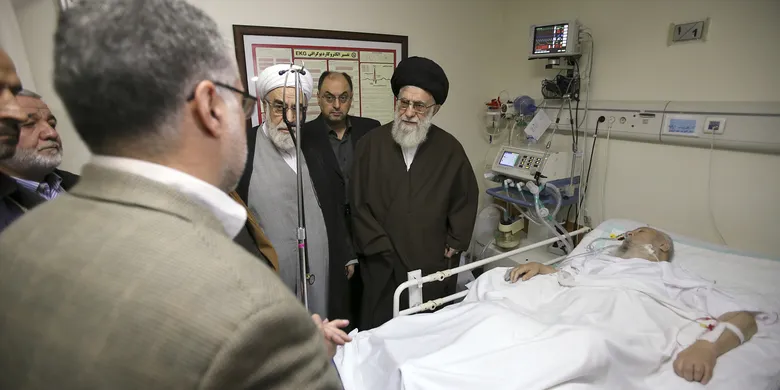 عیادت رهبر انقلاب از آیت‌الله موسوی اردبیلی +عکس