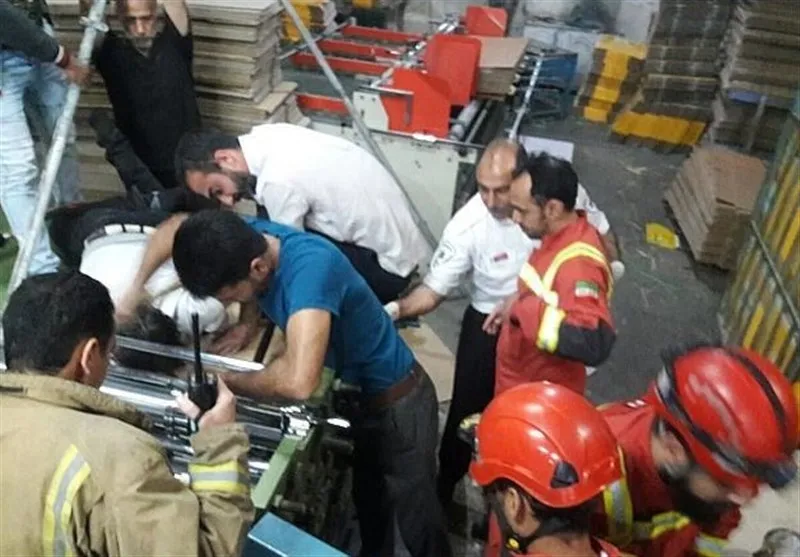 گرفتار شدن کارگر در دستگاه غلطک و برش کارتن +تصاویر