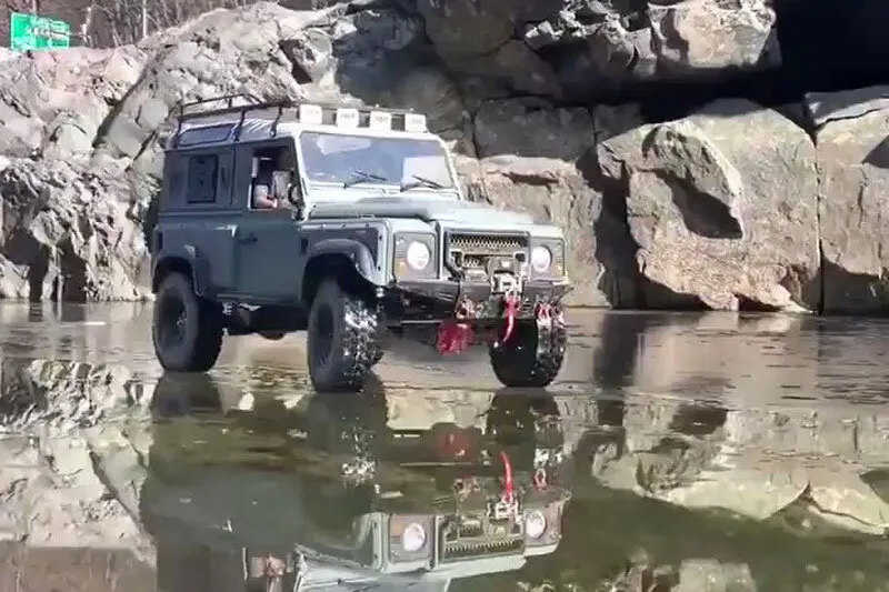 عبور عجیب جیپ از دل رودخانه + فیلم