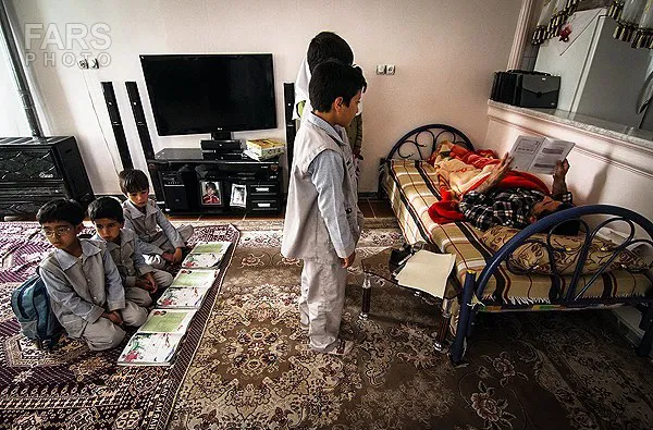 تشکیل کلاس کنار تخت معلم! +عکس