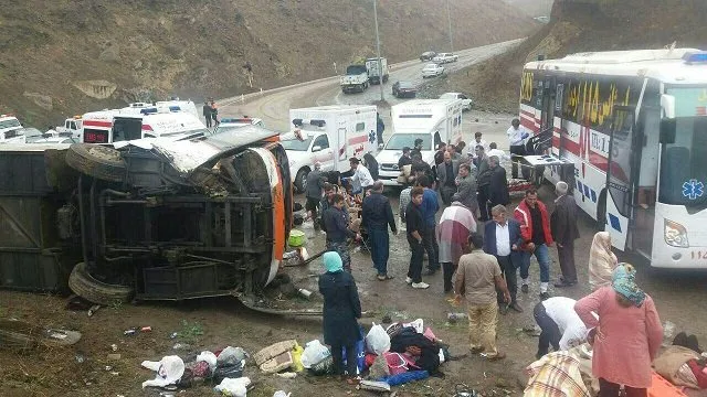 ۱۴فوتی و مصدوم براثر واژگونی اتوبوس در آباده