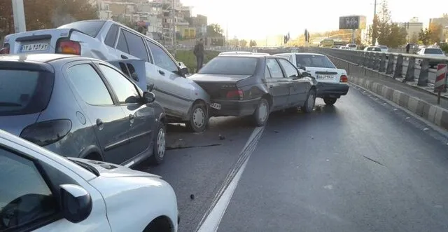 مشکوک بودن سُر خوردن سریالی خودروها در جاده نوشهر!